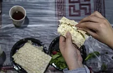 کوچه افطار در قاین/ ابتکاری برای همدلی و همسایگی با سفره‌های ساده