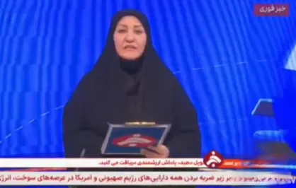 مجری شبکه دنا با لهجه محلی از مردم استان خواست خلبان جنگنده ساقط&zwnj;شده را زنده دستگیر کنند