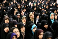 نامه ده هزار بانوی ایرانی خطاب به رهبر انقلاب؛ شرمنده‌ایم که اجازه دادیم دشمن حجاب ما را استثمار کند