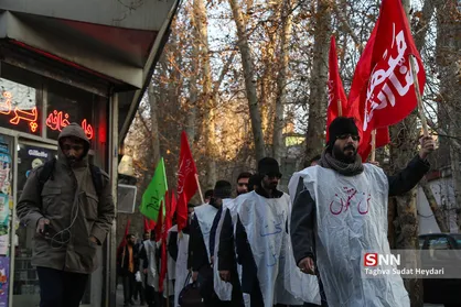 حرکت دانشجویان کفن پوش تحصن کننده در فرودگاه مهر آباد به سمت بیت رهبری