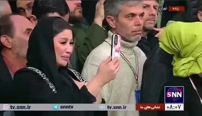 اشک&zwnj;های شوق خبرنگار المیادین در حسینیه امام خمینی (ره) هنگام سخنرانی رهبر انقلاب پس از شرکت در انتخابات