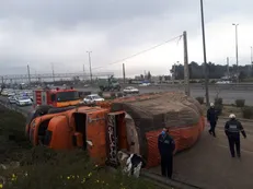 واژگونی کامیون در اتوبان آزادگان تهران