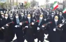 اجتماع دختران ساوه در بیعت با رهبر انقلاب/سلاح به دست در میدان حاضریم