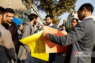 تجمع دانشجویان در مقابل سفارت فرانسه