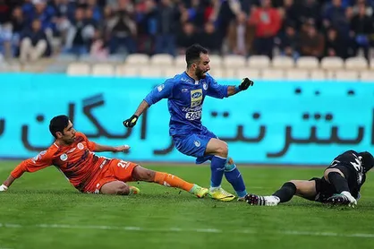 دلداری دو پرسپولیسی به هافبک استقلال +عکس
