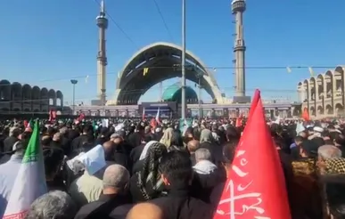 گریه مردم هنگام قرائت فراز «اللهم إنا لا نعلم منهم إلا خیراً» در اقامه نماز بر پیکر رهبر شهید انقلاب