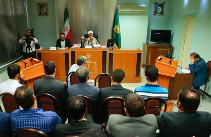 فیلم/ وقتی رحیم مشایی تلاش دارد با درآوردن پیراهن خود دادگاه را به هم بریزد