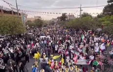 خروش دانش‌آموزان و دانشجویان قمی در راهپیمایی یوم‌الله ۱۳ آبان