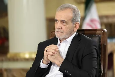 پزشکیان: پیام رهبر انقلاب نقشه راه صیانت از منافع ملی در مسیر مذاکرات است/خود را متعهد به اجرای دغدغه‌ها و رهنمود‌های ایشان می‌دانیم/ با اتکا به رهنمود‌های رهبری و هوشیاری تیم مذاکره‌کننده، پیروزی حاصل خواهد شد