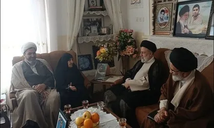 دیدار رئیس جمهور با مادر شهیدان طوسی و مادربزرگ شهید محمدرضا دهقان