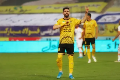 اشتباهات داوری در دو بازی ۴ امتیاز به پرسپولیس هدیه داد/ همه تیم&zwnj;ها صدایشان در آمده است