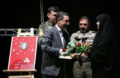 رئیس دانشگاه فردوسی مشهد از خانواده شهید سید علی اقبالی تقدیر کرد