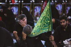 حماسه‌ای دیگر از مردم مبعوث شده؛ پرچم‌های سرخ انتقام و خون‌خواهی است در دستان دلدادگان حسینی + فیلم