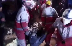 خارج کردن پیکر یکی از شهدا از زیر آوار توسط نیرو‌های امدادی / ساعاتی پس از حمله دشمن متجاوز به میدان رسالت