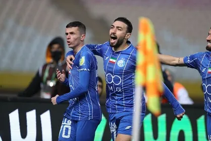 حریف استقلال زمینی وارد یزد شد