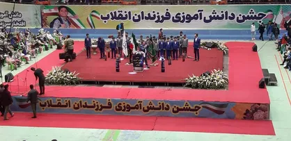 جشن دانش آموزان در آزادی؛ این انقلاب در قلب&zwnj;ها جا دارد