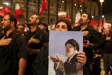 بدرقه امام خامنه‌ای، هزینه‌ی شیعه را برای دشمن «غیرقابل تصور» می‌کند / وداعی که باید چون قیام حسینی، خون‌خواهی را به جهان نشان دهد