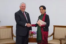 عکس یادگاری وزیر خارجه آمریکا با رهبر میانمار