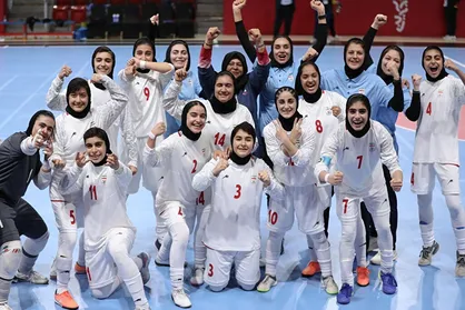 سلام نظامی دختران طلایی فوتسال ایران در بحرین + فیلم