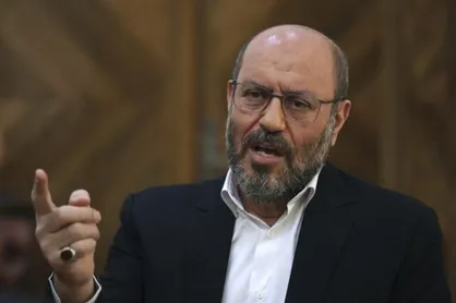 حسین دهقان: نمی&zwnj;شود دولت را به شکل سهامی اداره کرد /  تا آخر می&zwnj;مانم