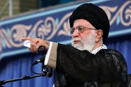 فیلم/ رهبر انقلاب: در مقابل اقدامات اقتصادی خصمانه&zwnj;ی دشمن، خودتان را باید آماده کنید