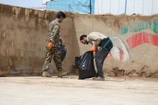 دانشجویان خوزستانی در کمیته خادمین یادمان شهدای هویزه به سیل‌زدگان خدمت‌رسانی می‌کنند/ تا آخرین روز در کنار مردم می‌مانیم +تصاویر