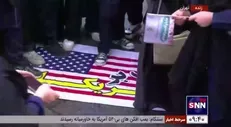 پرچم آمریکا زیر پای مردم ایران در مراسم یوم‌الله «۱۳ آبان»