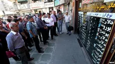 تب تند دلار آمریکا در بازار آزاد/ صرافی‌های غیرمجاز از جان دلار چه می‌خواهند؟