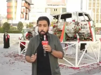 خودروی در آتش سوخته هلال احمر، یکی از اسناد جنایت رژیم صهیونیستی توسط مردم گل باران شد