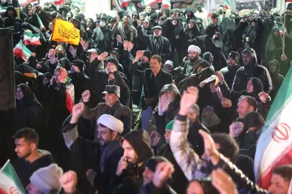 گزارش خبرنگار SNNTV از فلکه دوم تهرانپارس تهران/پیکر مطهر شهید ناوگروه دنا به میان جمعیت مردم رسید + فیلم