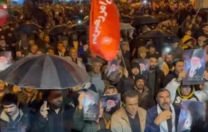 آغاز اجتماع باشکوه مردم یاسوج زیر بارش باران