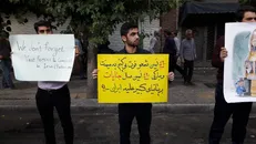 تجمع دانشجویان در اعتراض به تولد ملکه انگلیس و کشورهای دست نشانده مستکبر بود