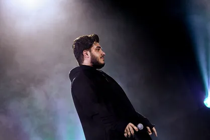 آرون افشار در &laquo;فجر ۳۵&raquo; می&zwnj;خواند