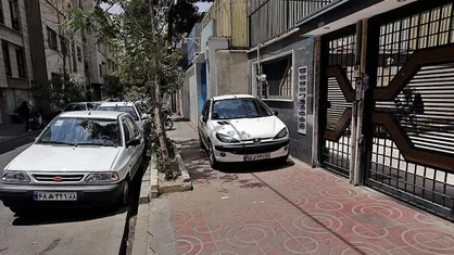 نقض حقوق شهروندی با تخلف پارک در پیاده&zwnj;رو/ عابرین پیاده نباید به سواره&zwnj;رو بروند