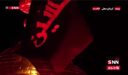 پرچم سیاه عزای سید الشهدا (ع) در حال نصب بر فراز گند مطهر حرم سید الشهدا (ع)
