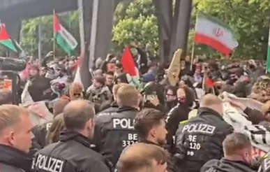 پلیس برلین با گاز اشک‌آور به حامیان ایران و فلسطین حمله کرد