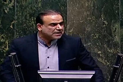 هادی محمدپور: آقای پاک نژاد! به گونه&zwnj;ای برنامه ارائه دادید که گویا وزارت نفت تنها متولی استخراج و فروش منابع نفتی است +فیلم