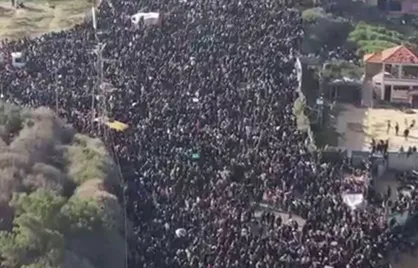 جمعیتی که منتظرند تا به شمال غزه باز گردند