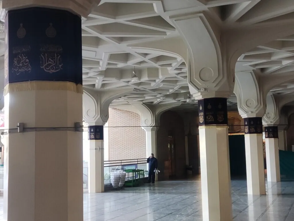 حرم مطهر حضرت معصومه سلام‌الله‌علیها در آستانه سالروز شهادت امام کاظم علیه‌السلام پدر بزرگوار حضرت معصومه سلام الله علیها با نصب بیرق‌ها و شال‌های عزا سیاهپوش شد.
