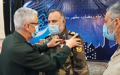 اعطای نشان درجه یک فتح به فرمانده نیروی زمینی ارتش