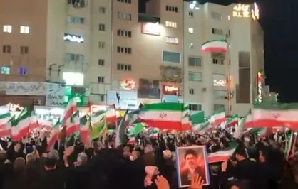 پرند و مردمی که در آخرین شب سال ۱۴۰۴ هم میدان را رها نکردند