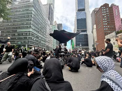 کمپین &laquo;Who is Hussain&raquo; در منهتن نیویورک با حضور عزاداران برگزار شد