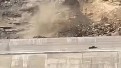 ریزش کوه در اتوبان قزوین_ رشت حد فاصل منجیل رودبار+فیلم