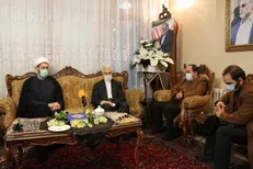 حضور حجت‌الاسلام «مصطفی رستمی» در منزل شهید «محسن فخری‌زاده»
