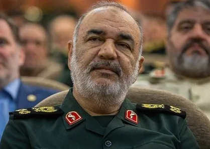 بسیجیان مروجان سعادت جامعه و مدافعان حیثیت ملت هستند / لباس جهاد از تن ما بیرون نخواهد آمد