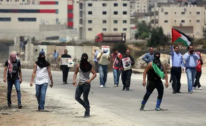 درگیری جوانان فلسطینی با نظامیان صهیونیستی در کرانه باختری