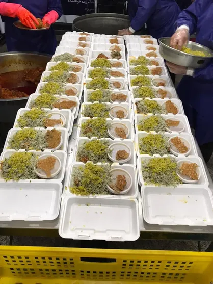 توزیع ۱۰۰۰ وعده غذای گرم میان کودکان کار و کارتن خوابها توسط خادمیاران رضوی+ تصاویر