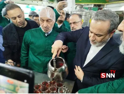 پذیرایی وزیر امورخارجه از زوار در چایخانه حرم مطهر امام رضا (ع)