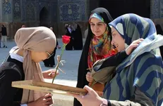تبلیغ منجی به شیوه دانش‌آموزی در نیمه شعبان/ شاخه گل دانش‌آموزان مرودشتی برای گردشگران خارجی تخت جمشید
