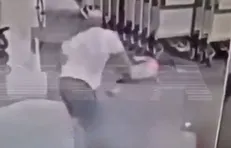 حملهٔ مرگبار هیولای بی‌رحمِ اسرائیلی به کودک ایرانی در فرودگاه مسکو!